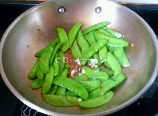 等荷兰豆马上要好时，放入蒜末，鸡精。