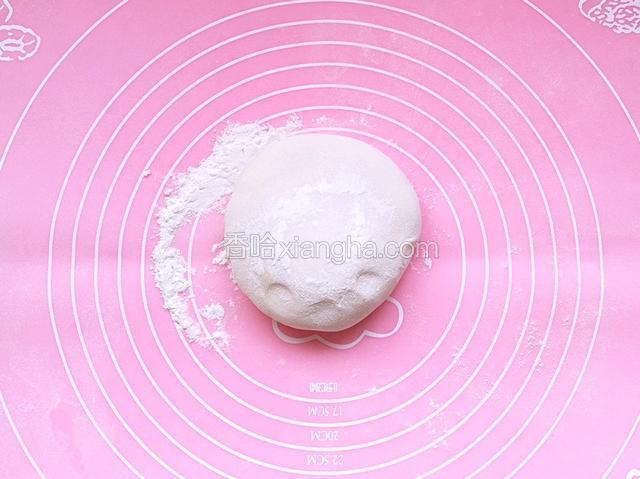 面粉少量多次加水活成面团，盖保鲜膜饧发20分钟，揉至表面光滑