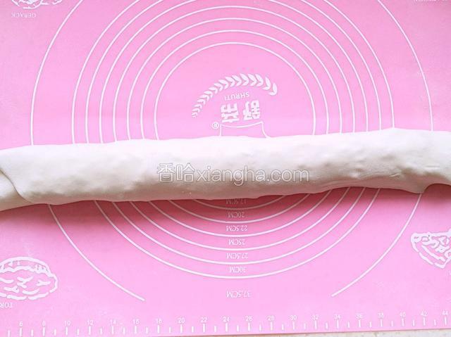 从小往上卷起，收口朝下