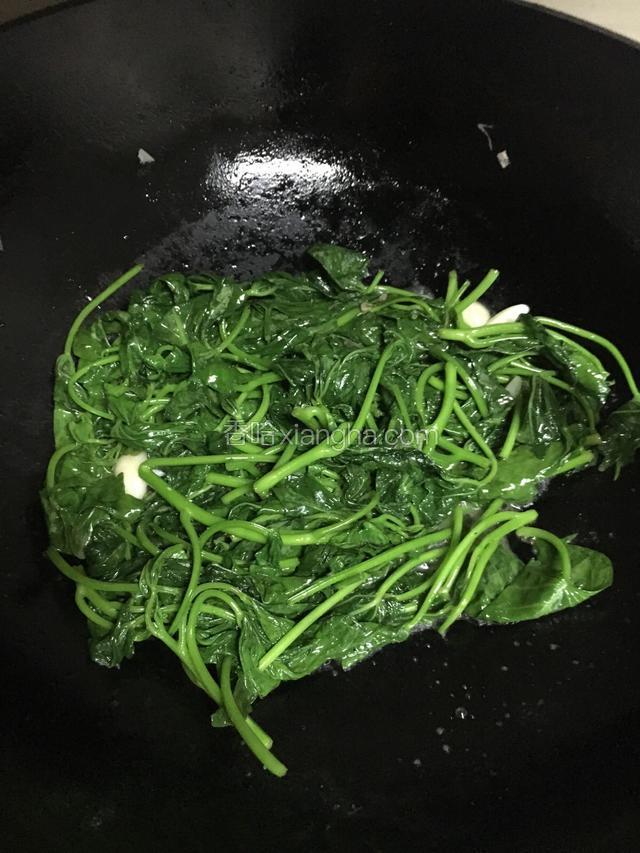 倒入蕃薯叶翻炒片刻，加入适量的盐，在翻炒片刻