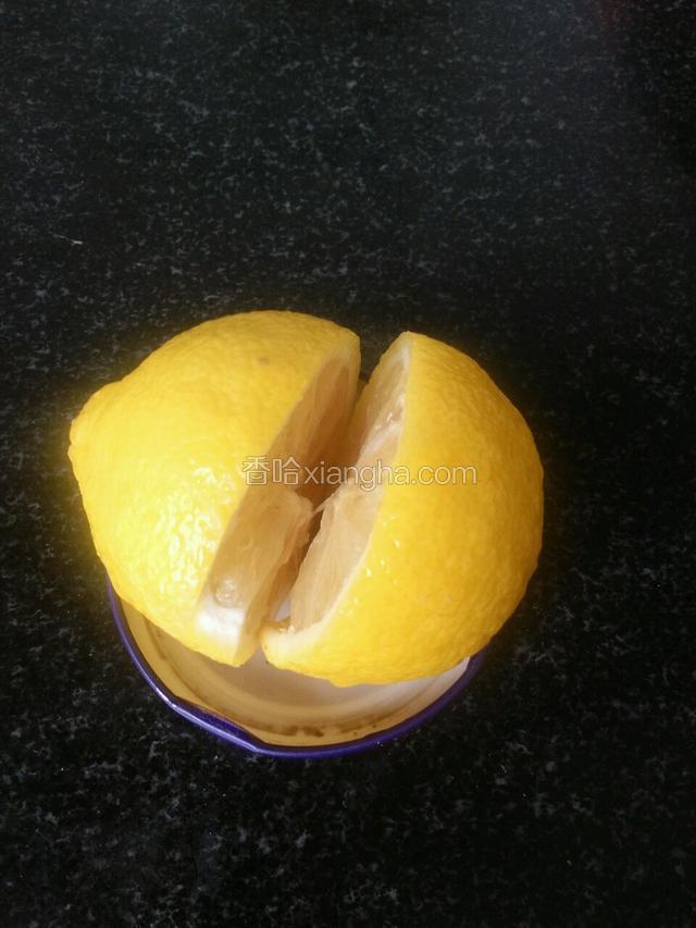 除了鸡翅根，把所有材料都兑一起，放一碗里，备用一半的鲜柠檬