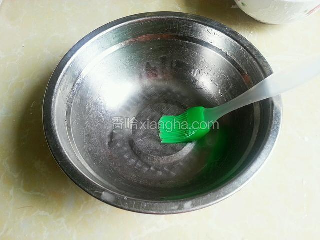 碗里均匀刷一层玉米油
