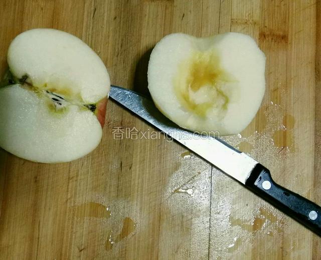 苹果去皮后切成小块