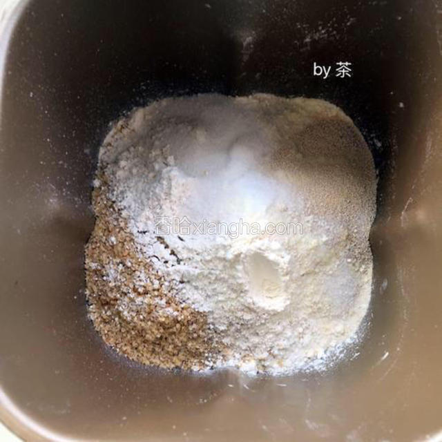 除果仁以外的所有材料加入面包机揉15分钟至扩展阶段