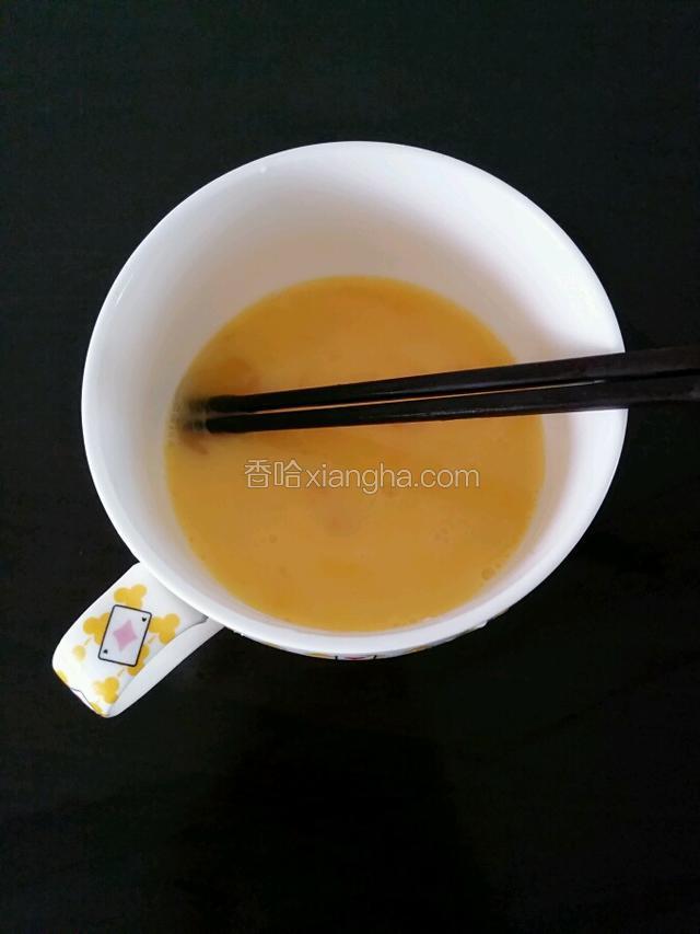 鸡蛋磕入蒸碗中搅拌打散