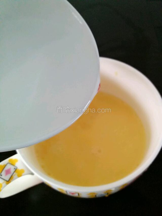 加入适量的盐和温水继续搅打至均匀