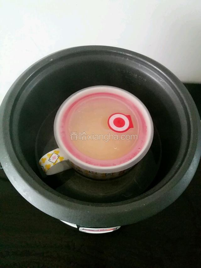盖上蒸碗盖隔水入电饭锅内胆