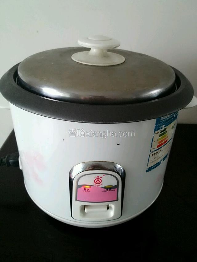 盖上电饭锅盖子按至煮饭键蒸煮10~15分钟