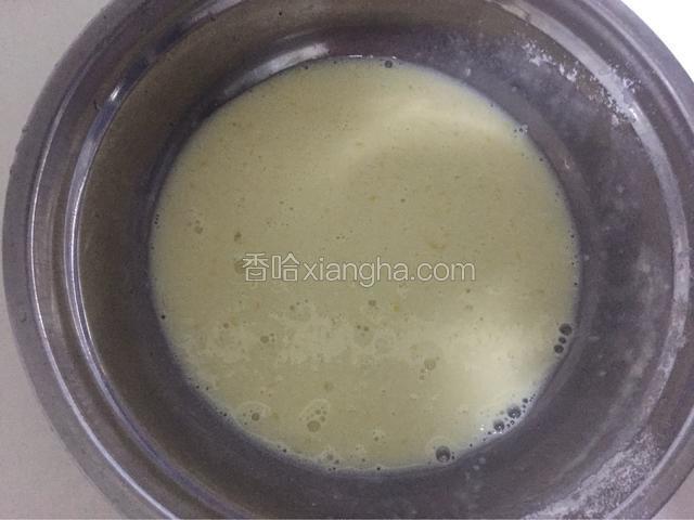 用打蛋器打匀，加入椰粉搅匀