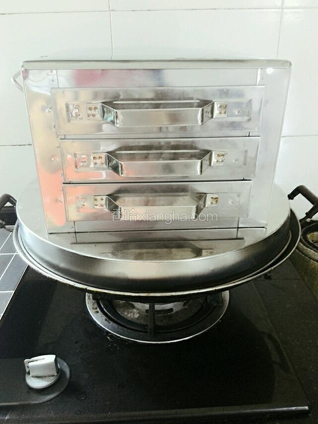 锅里加水，放上肠粉机，大火把水煮沸