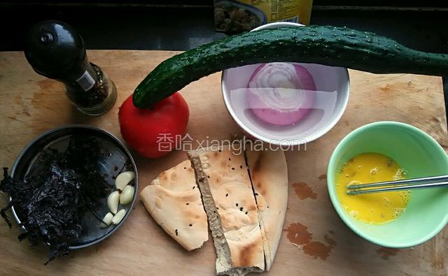 蔬菜洗净，锅饼，调料备用。
