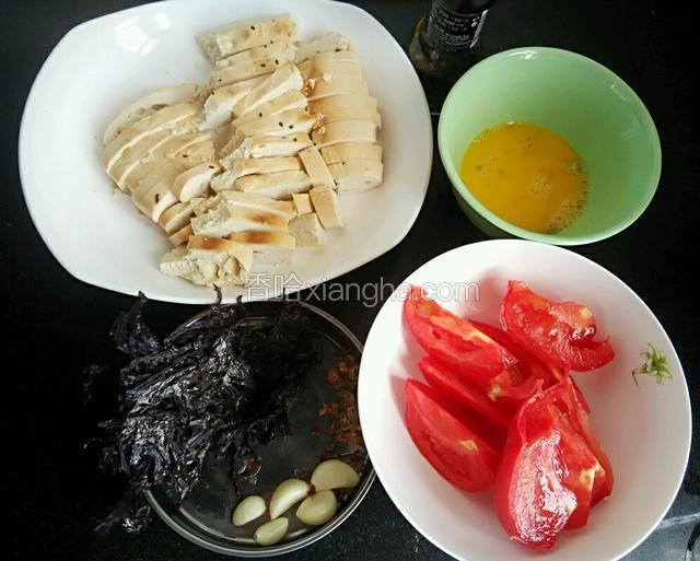 锅饼切片，番茄切块，洋葱切条，鸡蛋加入一点胡椒粉打散。