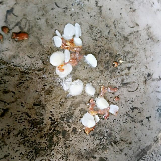 开火，热锅七成热，到油，八成热放蒜片，花椒，海米，爆香。