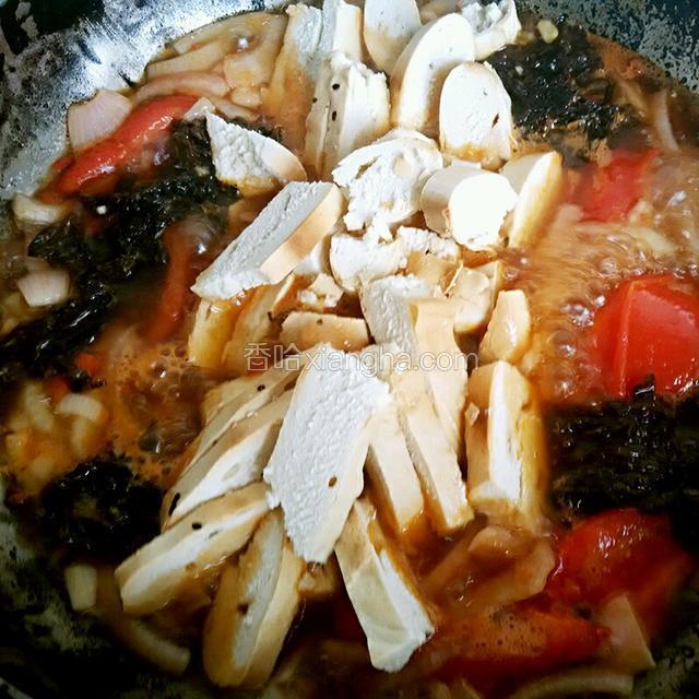 稍煮一会倒入，备好的锅饼片。