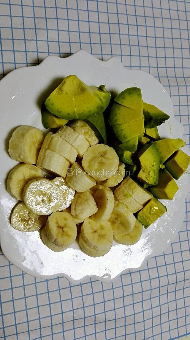 牛油果和香蕉去皮切成块状。