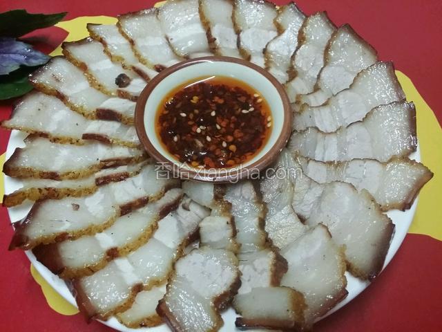 切片摆盘，在把盐、味精、生抽、白糖、油辣椒、陈醋、蒜蓉等调成汁。