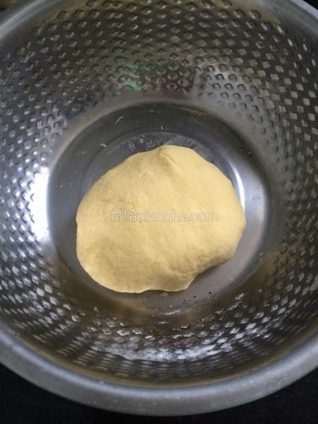 先将面粉和玉米粉拌匀，加入准备好的开水，揉匀