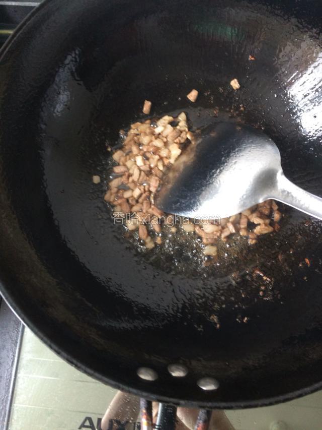 在锅里加油，等油热后放入肉丁快速炒，加入黄酒，盐糖