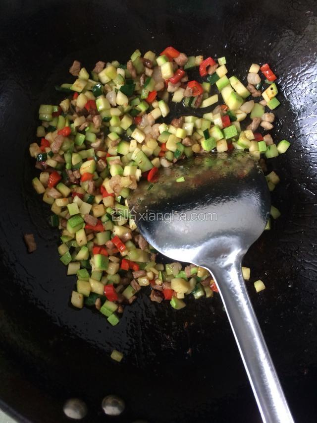 等炒一会后加入切好的西葫芦等一起翻炒，加去盐调味，炒不要太熟，还要蒸