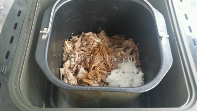 放入面包机，加入两勺酱油和一勺白糖，还有两勺色拉油，启动一个果酱程序