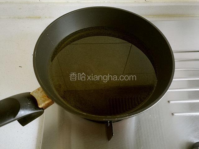 锅内下油，待油温加热至7成热 。