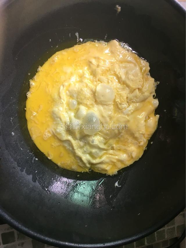 锅里面放适量油，把鸡蛋倒入