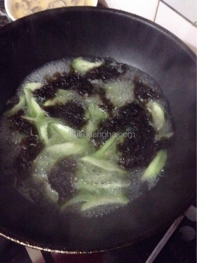 水开后放入紫菜。