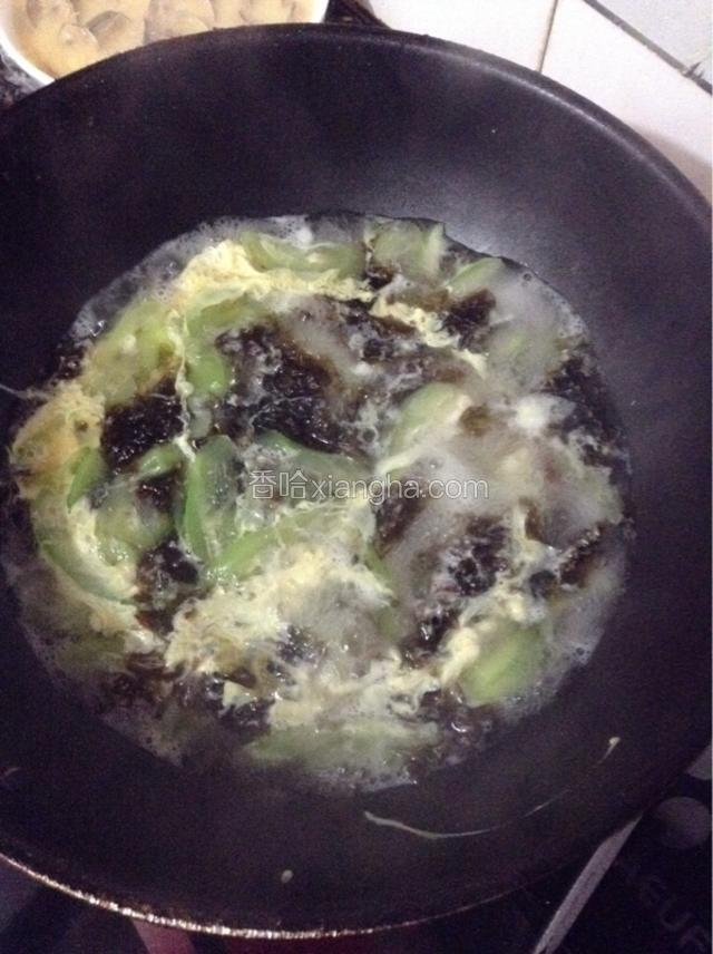接着放入打散的鸡蛋，边倒边用筷子搅散，否则会结成一块，水再次烧开立刻关火，出锅装盘。