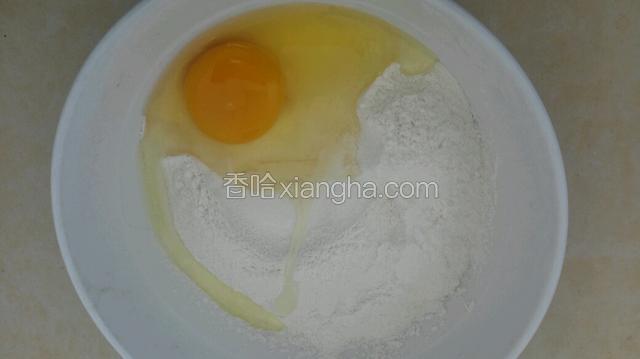 低粉，泡打粉，牛奶混合加入鸡蛋！