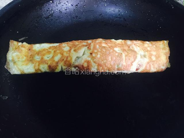沿边缘将蛋饼卷成卷！