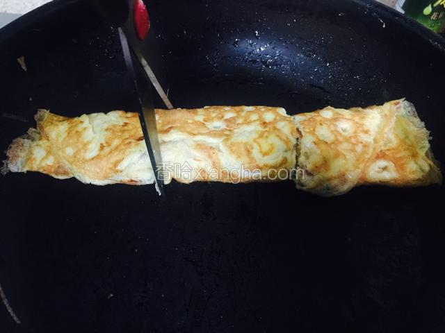 用剪刀将卷好的蛋卷一分为三！第一个海鲜蛋卷顺利出锅了！依次做第二个、第三个……直到蛋液全部用完！我做了六个！