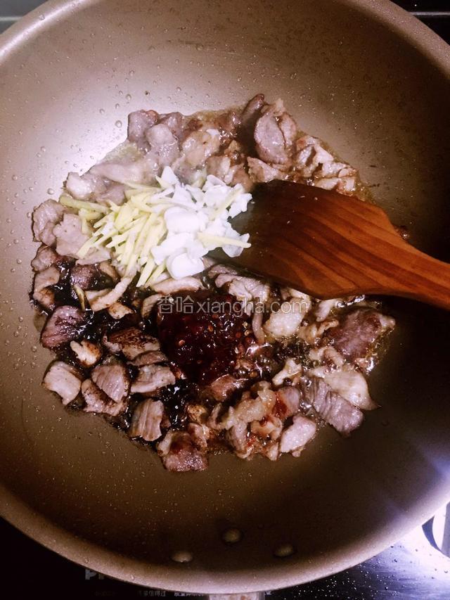 翻炒至肉片微微变黄变卷依次加入花椒豆瓣酱、豆豉、酱油、料酒、姜丝，蒜片