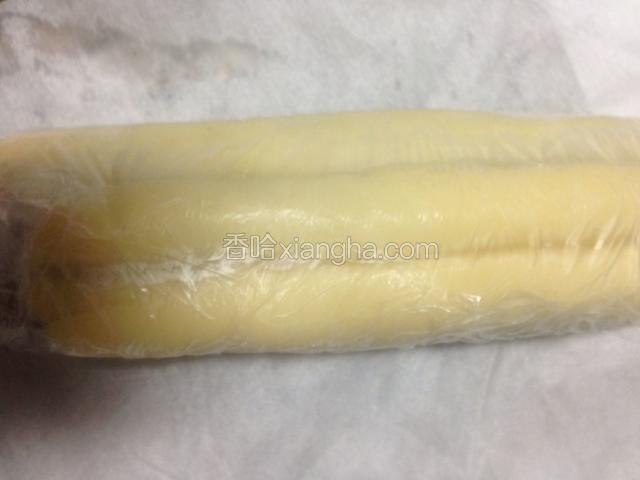 后面卷好成行！先把三个并在一起，在粘上大的稍稍压紧！保险膜包好！再次放入冷冻室1小时左右。