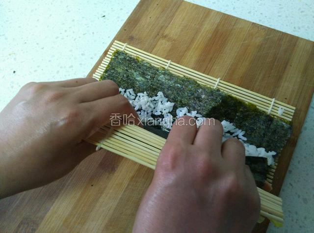 轻轻提起卷帘的一端，缓慢卷起，边提帘子边卷，卷至边缘，紧紧均匀握起

