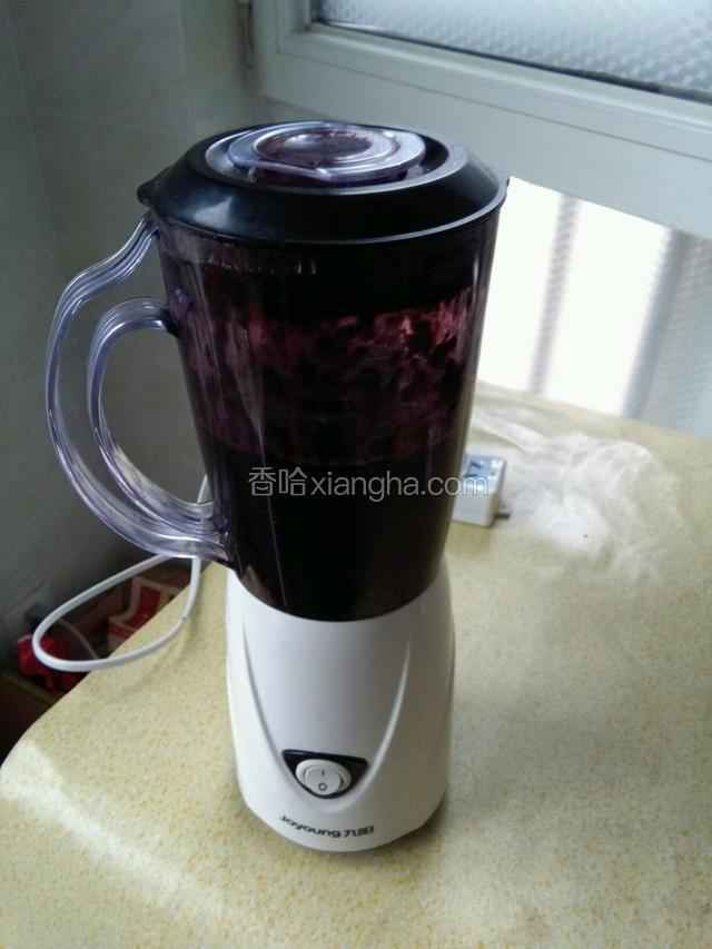 用料理机桑椹很快就会榨成果酱了。