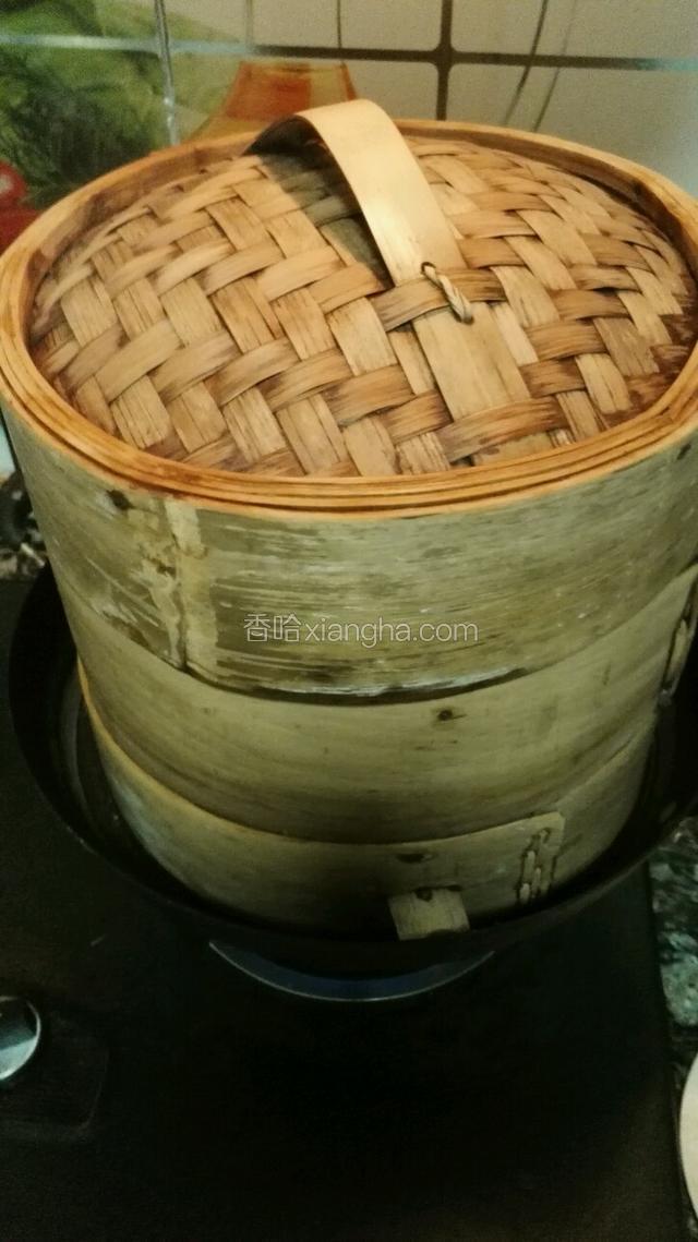 前面的步骤我是参考哈友的制作过程做的，简要如下：
1.蛋黄加玉米油，牛奶，一勺糖，用电动打蛋器搅拌均匀即可，不要打发；筛入低筋面粉，翻拌成蛋黄糊，备用～
如果这时觉得较干就少添点牛奶拌匀～
2.盆，打蛋器无油无水，分三次加糖，将蛋清打发成硬性发泡～
不能偷懒，一定要打到提起打蛋器出现小直角～
3.取1/3蛋白混入蛋黄糊中，翻拌均匀，重新倒入蛋黄糊里翻拌均匀～
跟戚风的面糊制作差不多吧！
4.面糊倒入电饭锅胆内，震出气泡，上面加封保鲜膜（防止水进去），上面我撒了几颗枸杞，上蒸笼开水大火蒸40分钟，根据个人情况定，反正我时不时开锅看下～蒸好焖一会儿！