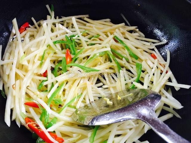 土豆丝把水控干，倒入锅中翻炒均匀。