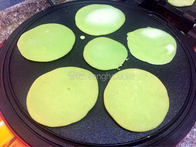 不沾电饼铛擦干，将面糊垂直倒入摊成圆饼
