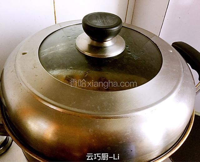 
上锅蒸，开锅蒸8分钟关火。盘子取出，枸杞用温水洗净，放在每个豆腐泡上。