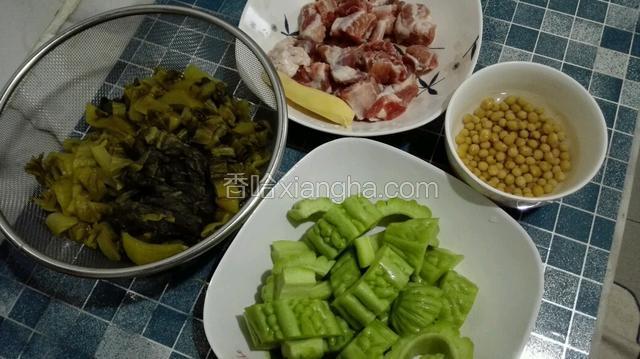 将苦瓜酸菜切好，黄豆泡半小时准备。