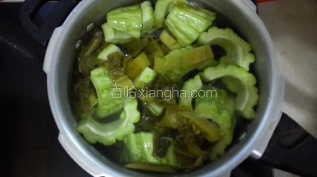 将备好的食材和排骨倒入压力锅里。