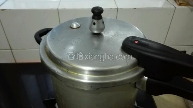 盖好盖子开大火煲至20分钟关小火煲至半小时关火，待冷却了才打开盖子。