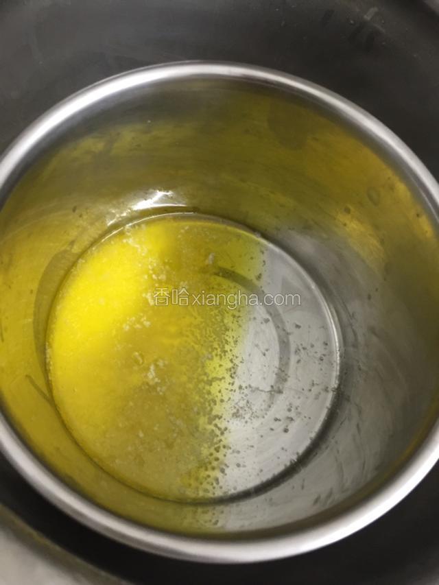 黄油隔水加入.加入浆糊里充分搅拌均匀