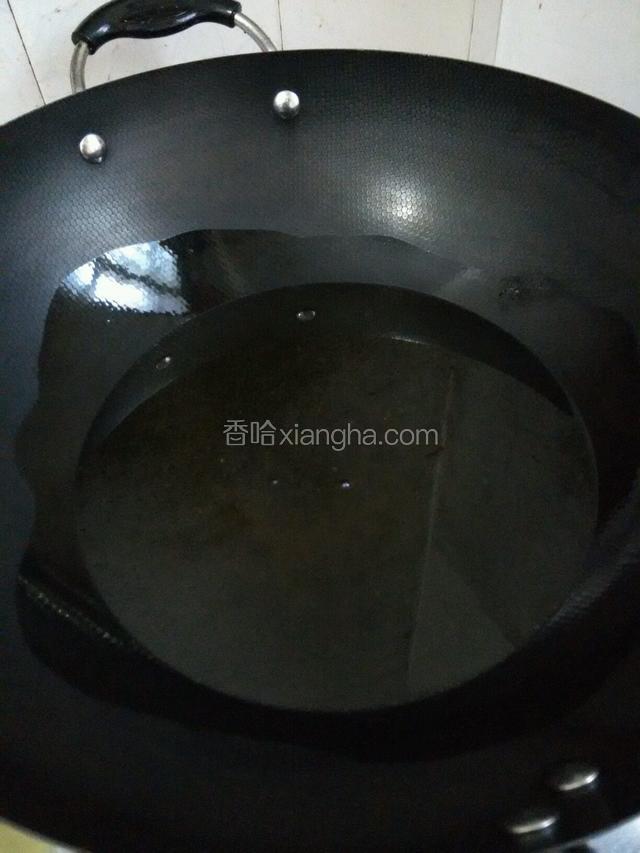 热锅放入油。