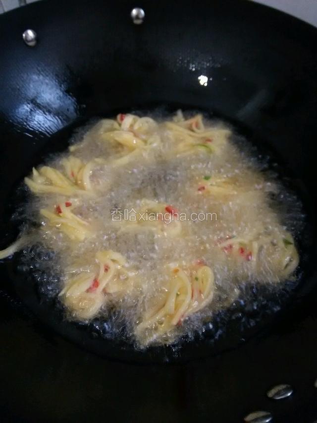 油烧热，放入土豆大火炸一会，转中火慢慢炸