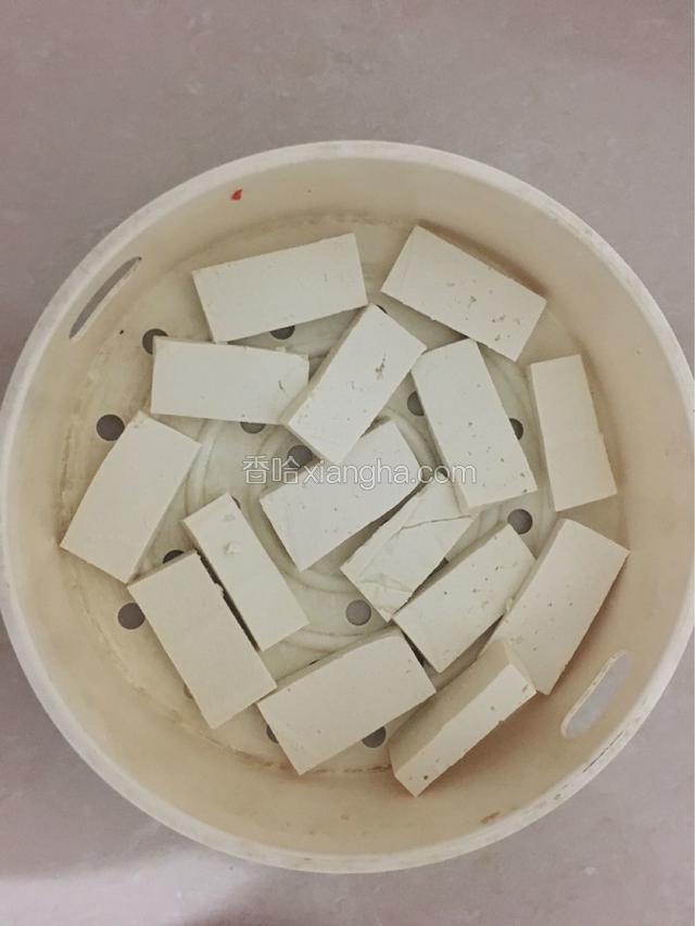 把老豆腐切成小块小块的，然后沥干水