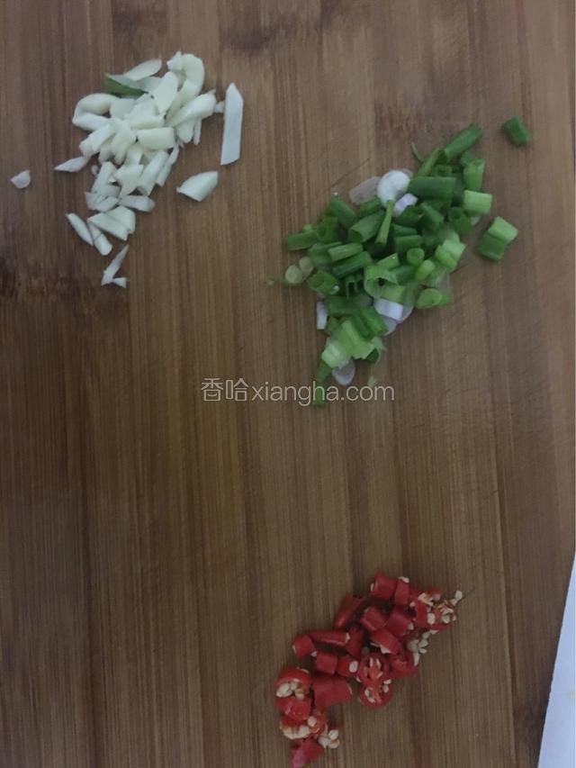 把辣椒，蒜葱切好