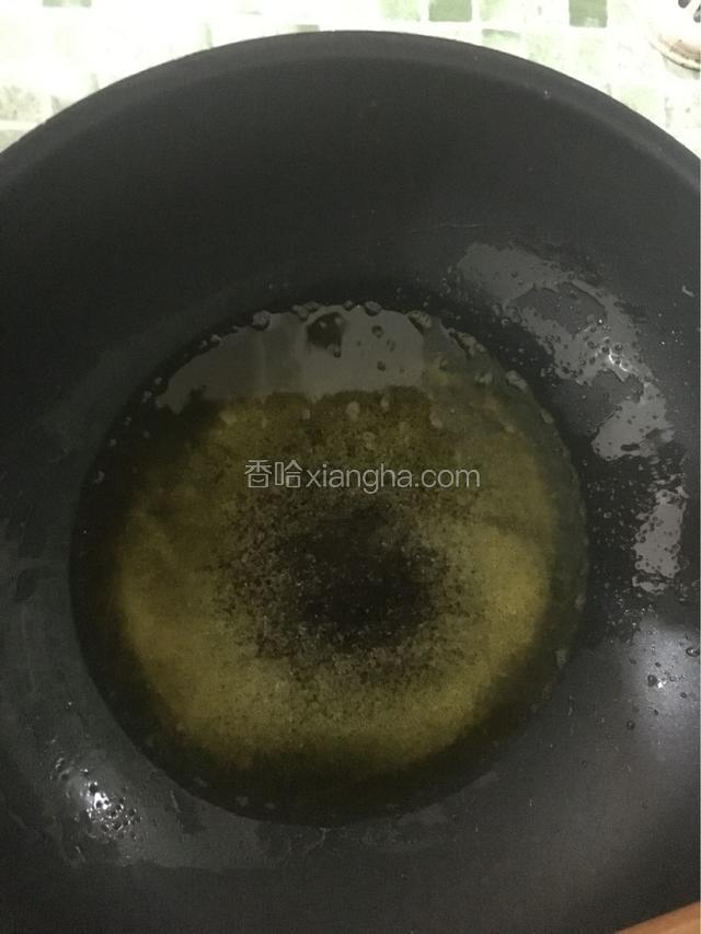 锅里面放适量油，顺便放一点点盐