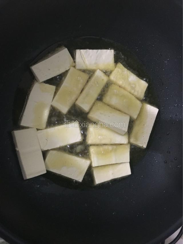 等油5分热之后把豆腐一块块的放进去煎