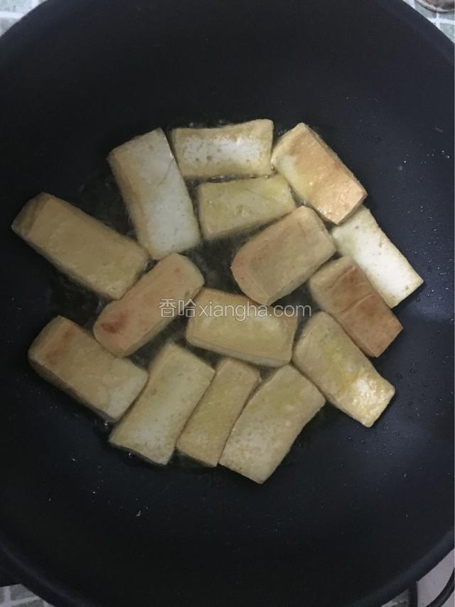 先不要着急去翻动，先把一面煎至金黄再翻动，注意火不能太大